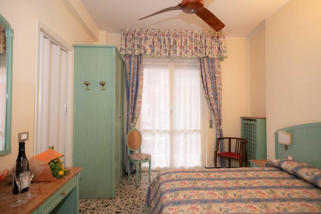 Hotel Magnolia Альбенга Екстер'єр фото