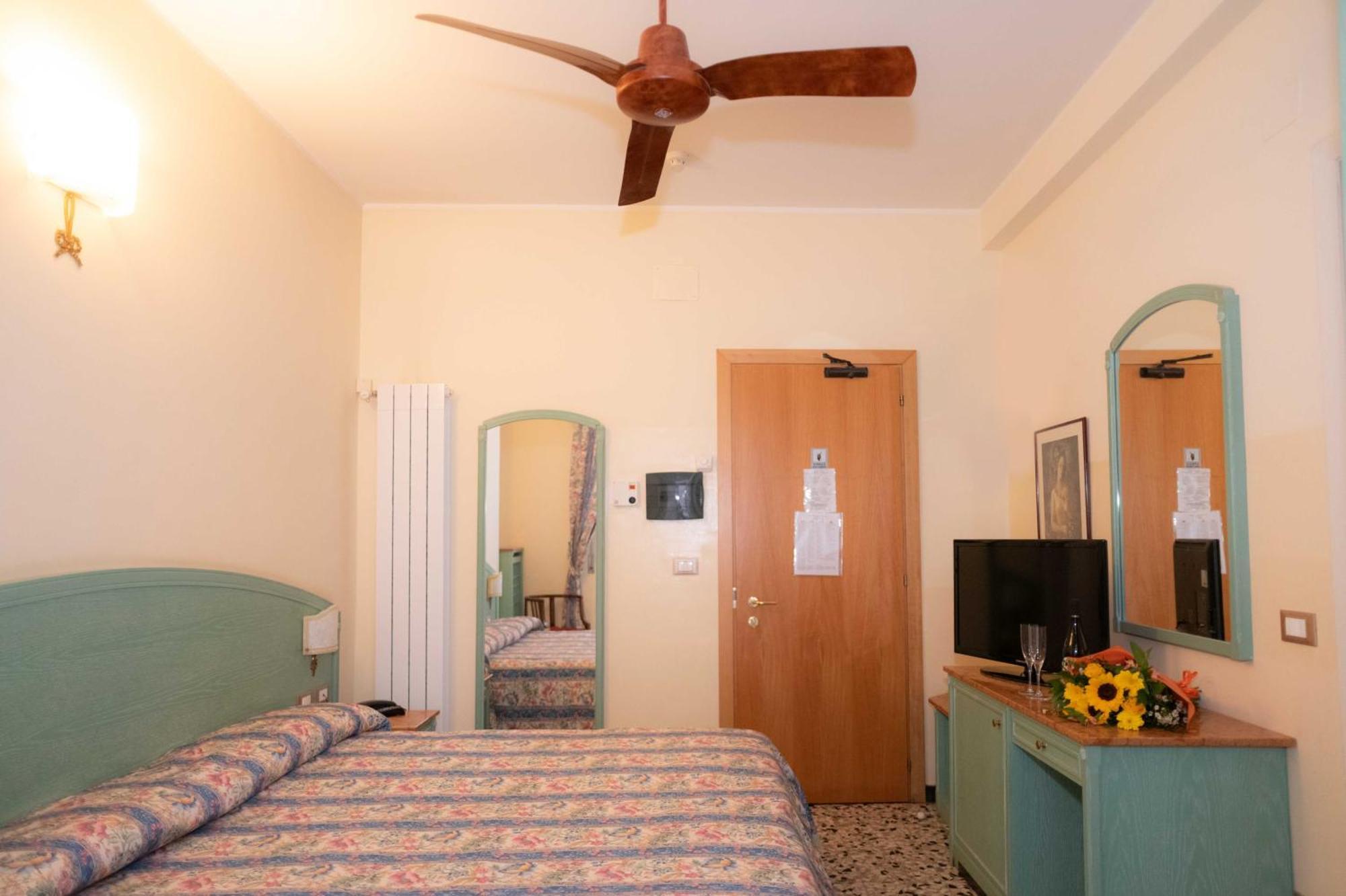 Hotel Magnolia Альбенга Екстер'єр фото
