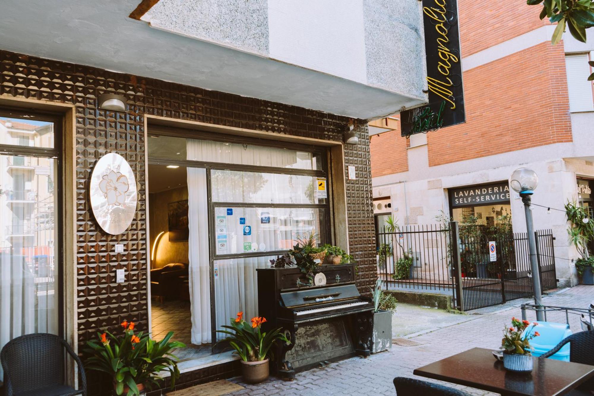 Hotel Magnolia Альбенга Екстер'єр фото